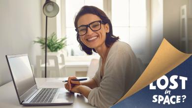 
		Eine Frau vo dem Laptop lacht in die Kamera
	